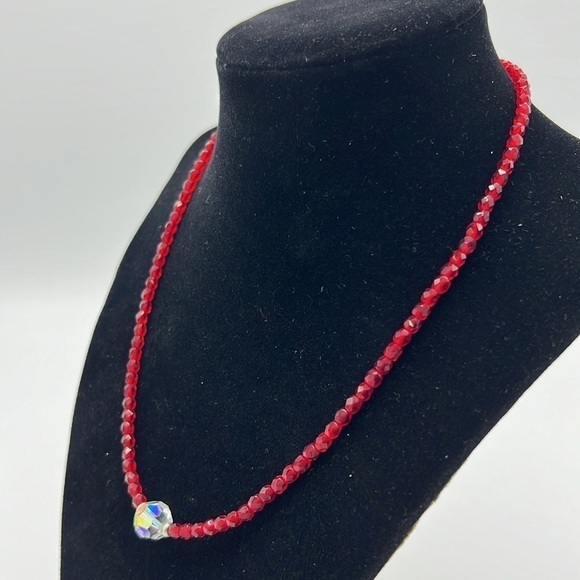 RED NECKLACE WITH AURORA BOREALIS STONE - Picture 2 of 7